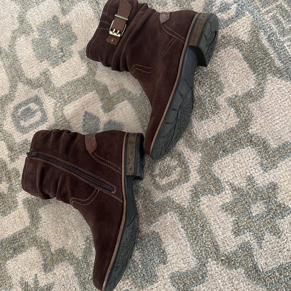 Earth brown suede boot size 7.5 - Picture 2 of 8
